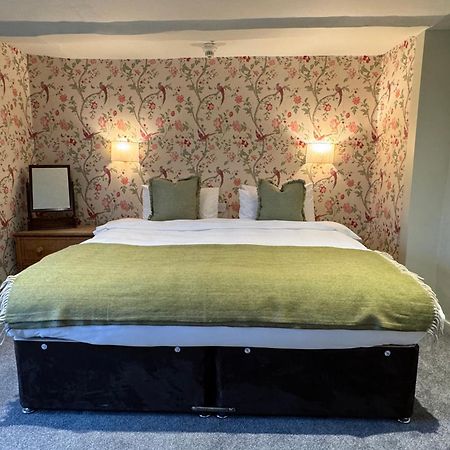 Neeld Arms Hotel Grittleton Екстериор снимка
