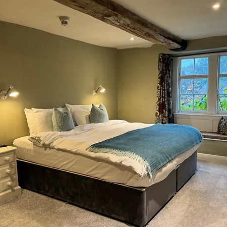 Neeld Arms Hotel Grittleton Екстериор снимка