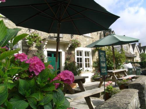 Neeld Arms Hotel Grittleton Екстериор снимка