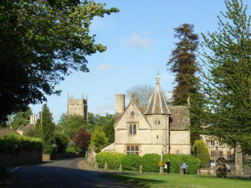 Neeld Arms Hotel Grittleton Екстериор снимка