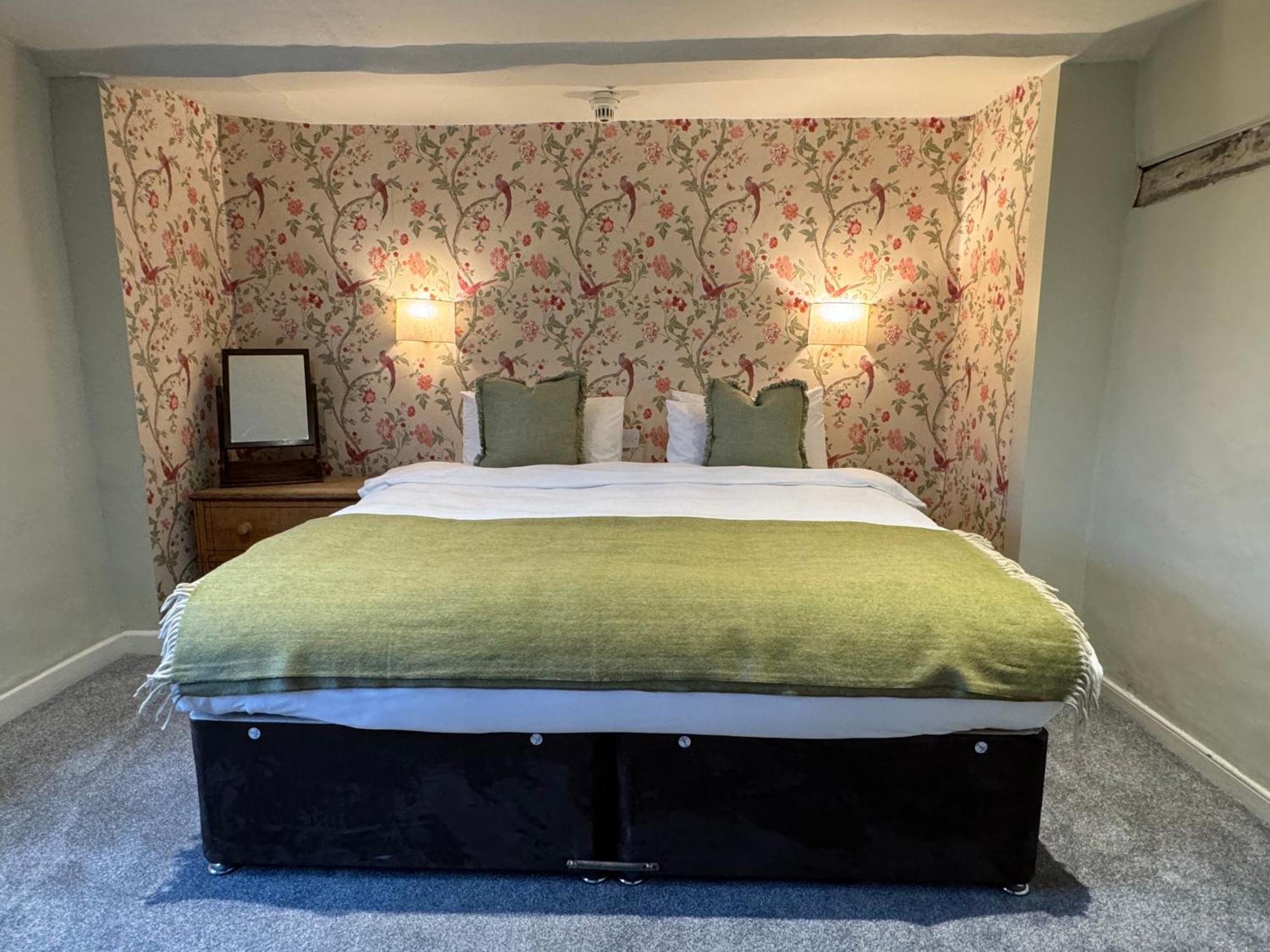 Neeld Arms Hotel Grittleton Екстериор снимка