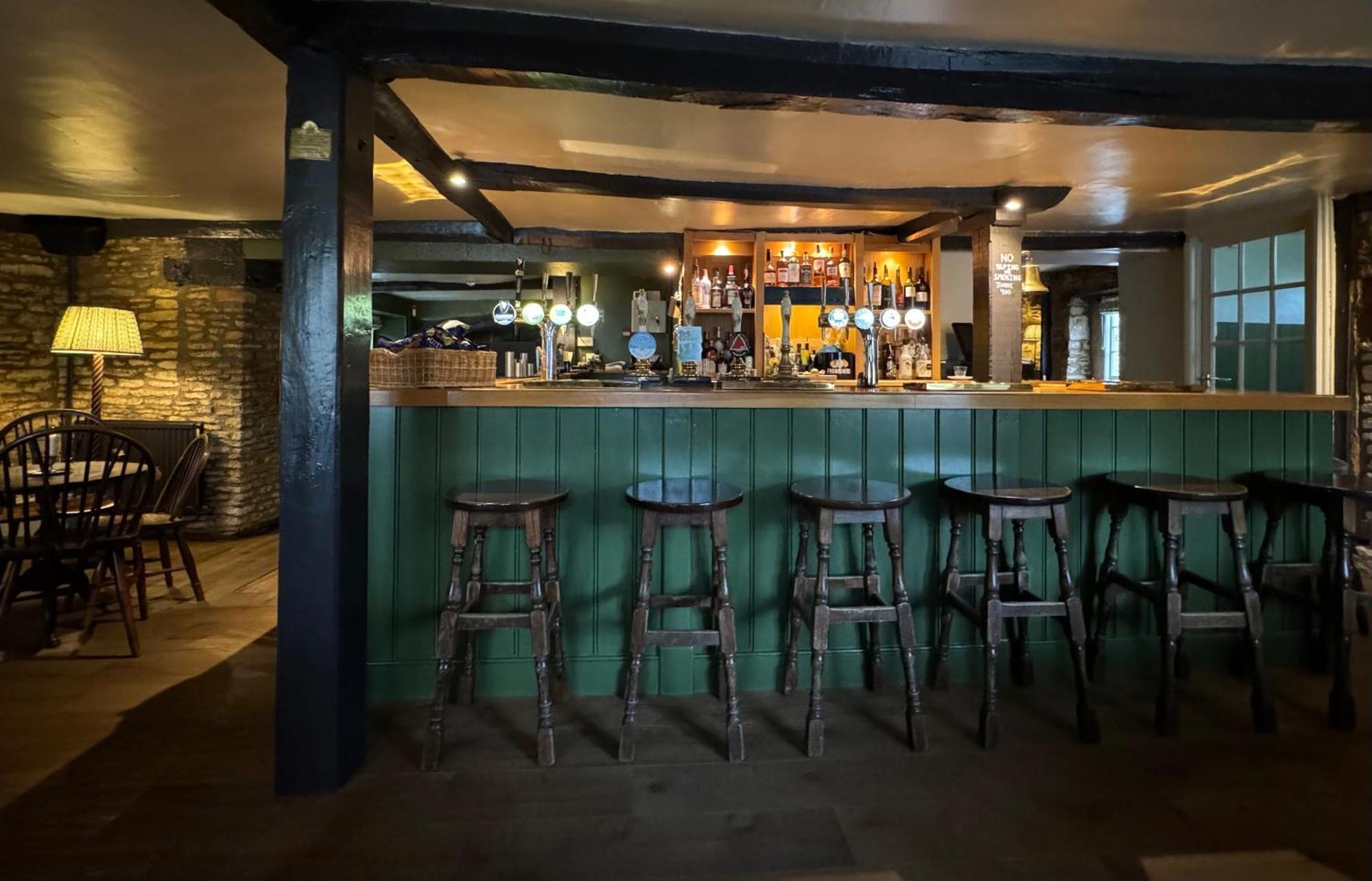Neeld Arms Hotel Grittleton Екстериор снимка