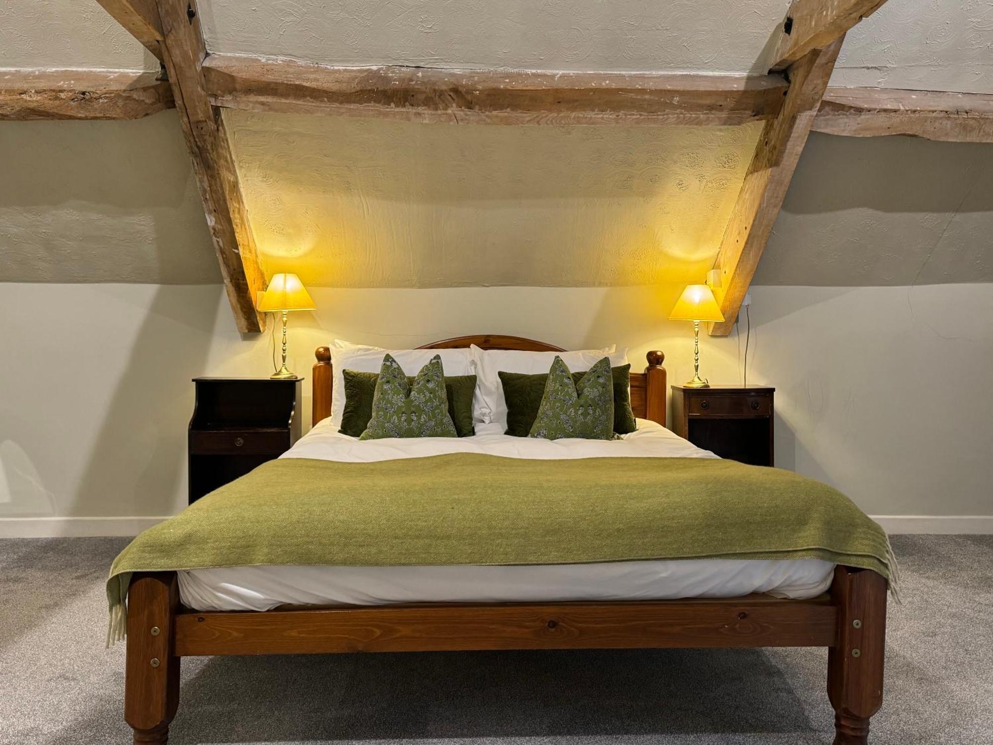 Neeld Arms Hotel Grittleton Екстериор снимка