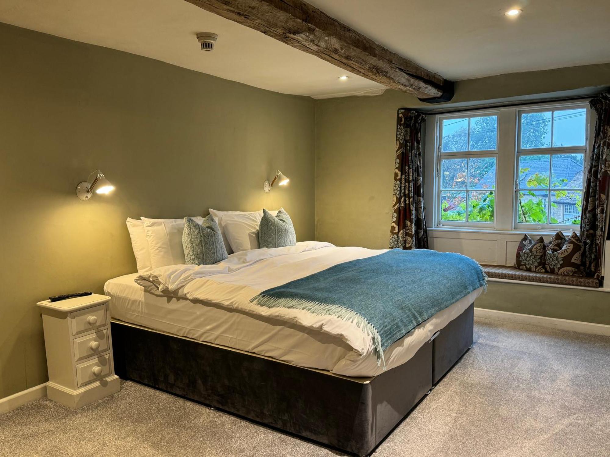 Neeld Arms Hotel Grittleton Екстериор снимка