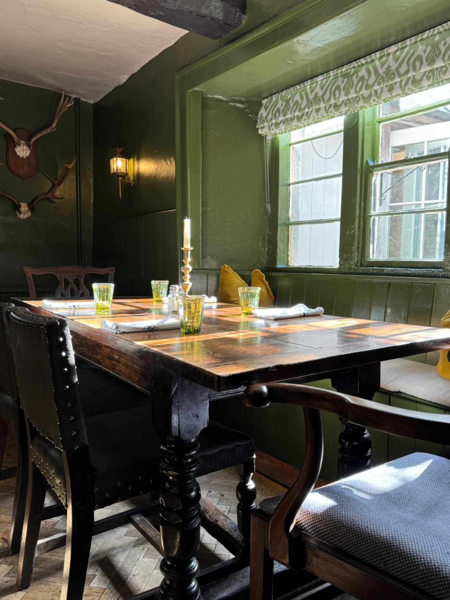 Neeld Arms Hotel Grittleton Екстериор снимка