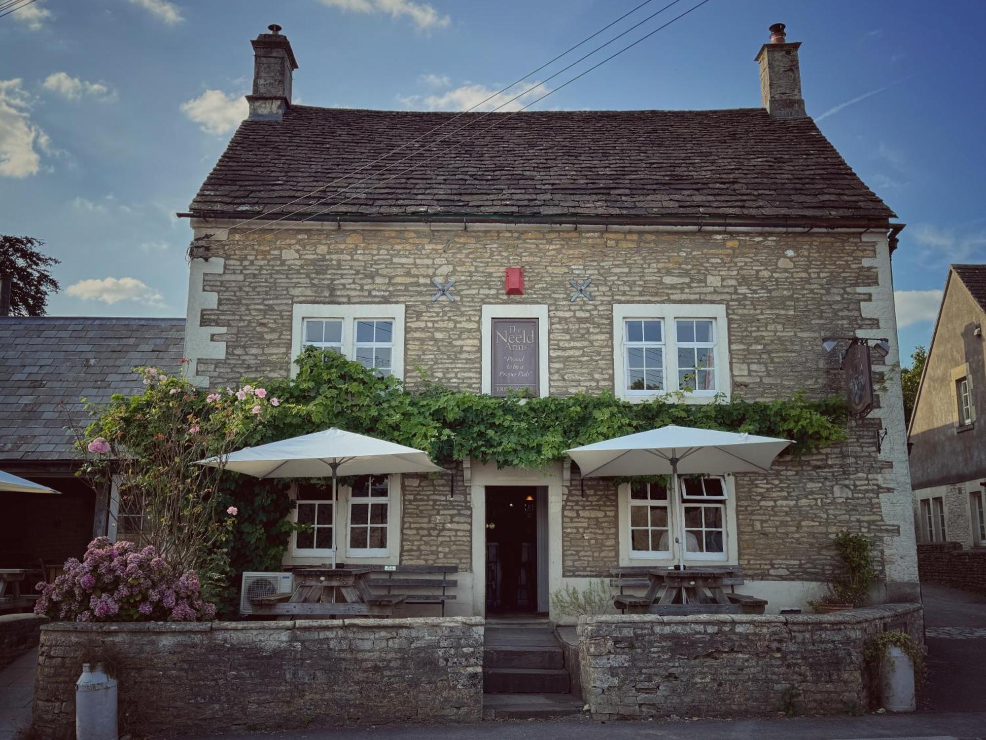 Neeld Arms Hotel Grittleton Екстериор снимка