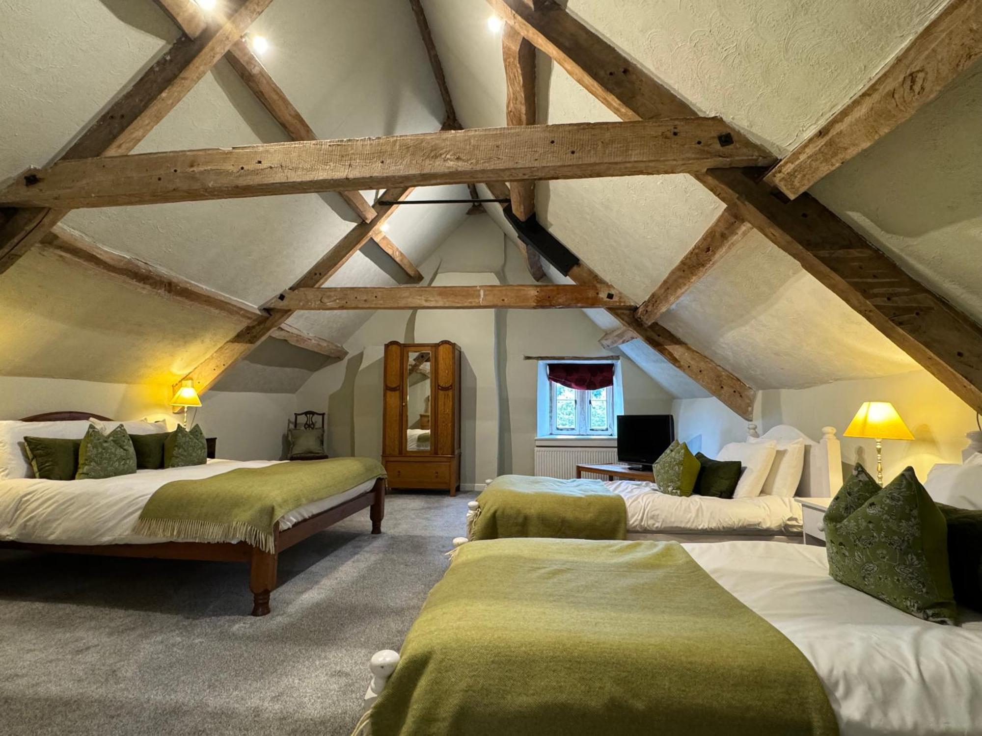 Neeld Arms Hotel Grittleton Екстериор снимка