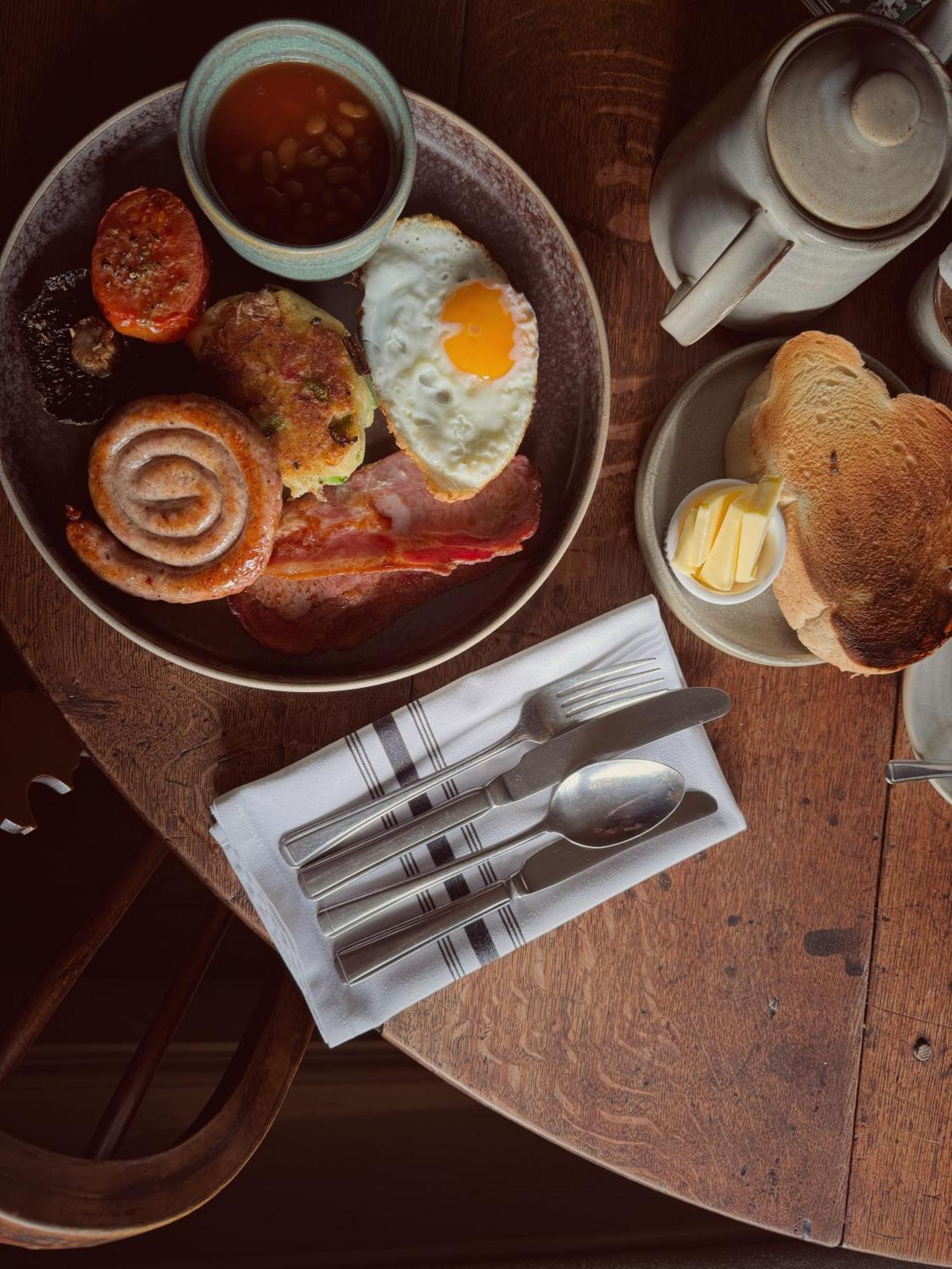 Neeld Arms Hotel Grittleton Екстериор снимка
