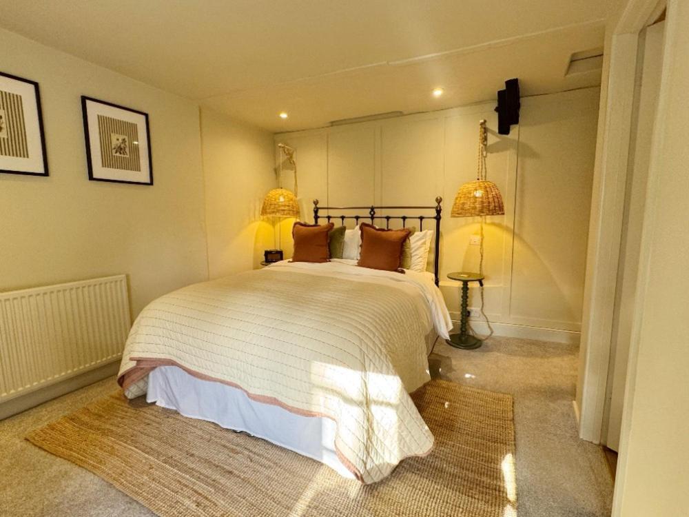 Neeld Arms Hotel Grittleton Екстериор снимка