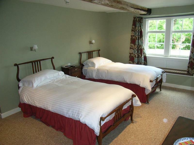 Neeld Arms Hotel Grittleton Екстериор снимка